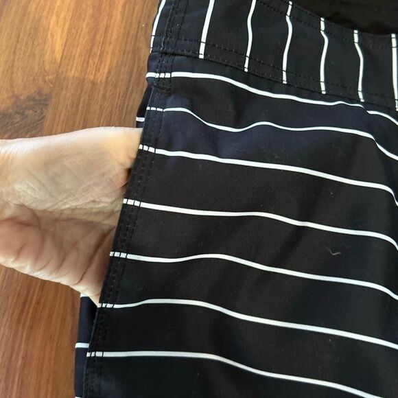 GAP black and white striped men’s swim trunks, bathing suit, size XL board short - Picture 5 of 5